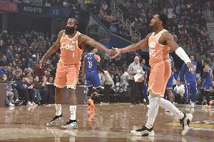 哈登：米切尔很无私我们两人完美互补 就是这么合拍 配图