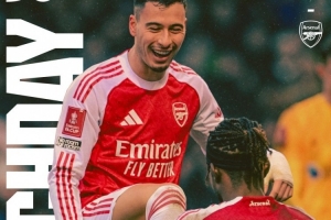 足总杯1/8决赛！枪手晒出此役海报：马杜埃凯为马丁内利擦鞋庆祝 配图