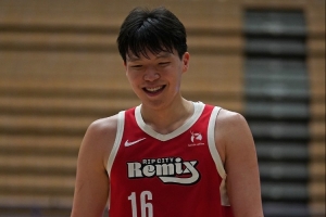 媒体人:杨瀚森后背还是有些不适 如果后面球权多点还能刷新得分 配图