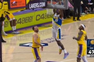 雷迪克看不下去了！昆顿·杰克逊空切双手滑翔暴扣打停湖人！ 配图