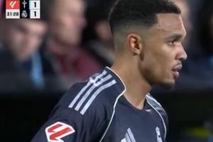 护送对手破门！阿诺德遭解说群嘲：防守啥也不会；像在电梯口礼让 配图