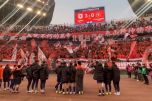 嗨起来了！泰山队首轮完胜辽宁铁人，赛后与主场球迷互动庆祝 配图