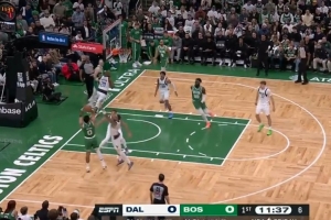 上来先试一个！塔图姆开场第一球 迎着华盛顿急停后仰中投不中 配图