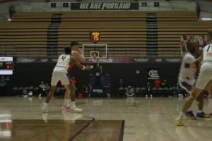 有偶像那味了~杨瀚森连续喂饼队友 本场已送出6次助攻 配图