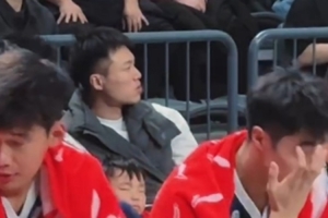 比赛太无聊？周琦带娃看星锐赛 小儿子涂涂看了不到一节睡着了 配图