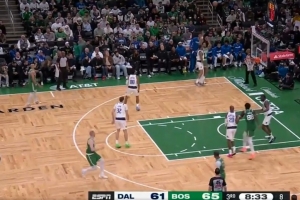 感觉都回来了！塔图姆底角迎着防守命中三分球 个人连拿7分 配图