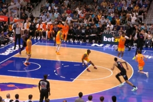 拦不住了！希罗兜出来借掩护加长三分空心再进！个人三分9中8了！ 配图