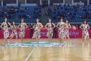 新主场首秀！媒体人分享广州男篮主场啦啦队精彩表演 配图
