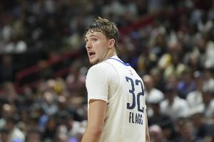 轻伤不下火线!弗拉格开场崴脚后坚持作战 半场11中4拿10分4板3助 配图