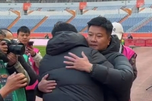 老友相见！韩鹏和李金羽在中超首轮赛前友好互动 配图