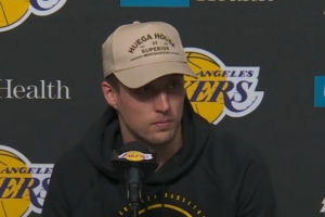 肯纳德谈融入球队：我们球转移得很好 有机会我就投&没机会就分球 配图