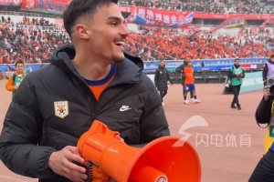 头回谢场得说两句！击败铁人赛后，王大雷引导阿尔瓦罗与球迷互动 配图