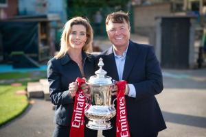 曼斯菲尔德老板:我追随我爸支持阿森纳;若能爆冷我会非常快乐 配图