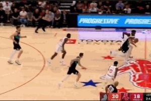 普通犯规！卡马拉抢断试图反击 伊森就地反抢犯规&裁判回看没升级 配图