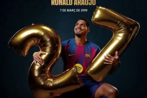 今日是阿劳霍27岁生日，巴萨社媒为其送上祝福：生日快乐 配图