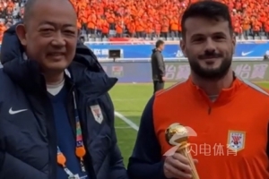 中超首轮赛前，泰山俱乐部董事长吴志东为瓦科颁发最佳球员奖项 配图
