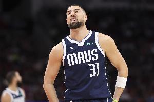 存在感不强！克莱半场出战6分7秒 投篮5中2&三分4中1拿到5分 配图