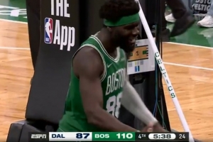 攻防发力！奎塔拦网血帽克里斯蒂 随后快攻反击两分打中 配图