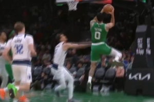 连打德怀特·鲍威尔俩！塔图姆突破上篮得分&急停跳投再中 配图