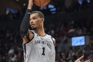 文班亚马:好好睡两晚对来说将会很有帮助 我会很快恢复过来的 配图