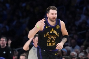 无敌!东契奇三节25中14砍44分9板5助3断1帽 三分14中7&首节22分 配图