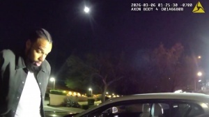 不一定是酒驾啊!现场视频警察问狄龙车上有没有大麻 因DUI被捕! 配图