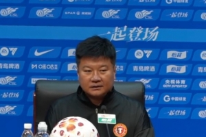 李金羽：开赛时队员们略显紧张 来到崭新平台我们也需要交点学费 配图