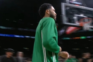 耐杀王回归！绿军主场播放塔图姆时隔298天重返赛场迎接视频 配图