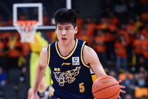 广东官博：两位新生的首次全明星之旅 祝贺陈家政喜提星锐赛MVP 配图