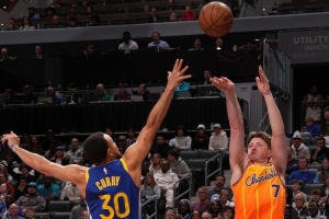 4233记三分！克尼佩尔：库里生涯早期有脚踝伤势 不然进得更多 配图