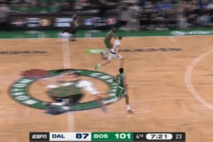 连线没成！杰伦·布朗助攻塔图姆空接不中 随后自己补篮得手 配图