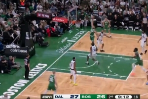 还是不太敢发力！塔图姆中路突击 起身单臂暴扣未果 配图