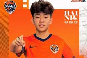 媒体人：赛后不少媒体人想采访上演中超首秀的邝兆镭，但没能实现 配图