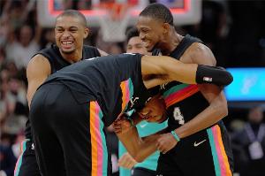 文班赛后泪崩~马刺众将安慰：哭什么兄弟？我们赢了！开心点~ 配图