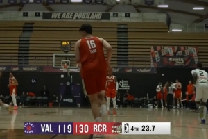 砍瓜切菜！杨瀚森反击快下接球 面对空篮起飞双手扣进 配图