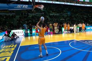 笑疯了刘冠杉扣篮前想把篮网用球砸下来 结果三投不中 配图