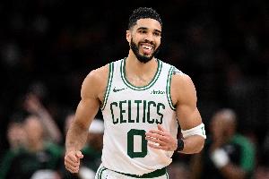 解说：塔图姆在激励所有遭受伤病困扰、遭遇艰难困苦的人们 配图