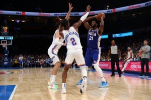 肯扬·马丁:哈登和恩比德是造犯规的大师 现在SGA也加入进来 配图