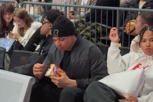 吃播博主已上线！洛夫顿全明星赛场边开炫薯片 配图