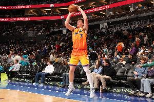 次节一次出手都没有！克尼佩尔半场4中3&三分3中2拿到8分2板 配图