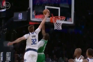 双核连线！塔图姆篮板&杰伦·布朗转换欧洲步上篮得分 配图