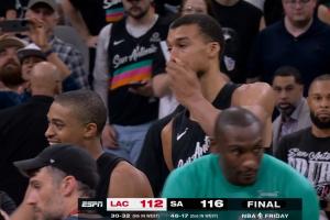 虽然只是一场常规赛!25分大逆转 文班赛后抱着队友喜极而泣! 配图