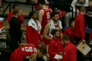 教练示意该往里去！杨瀚森压哨三分球投出三不沾 配图