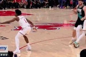 好在没事！杜兰特被克林根撞了胳膊 揉了揉继续打 配图