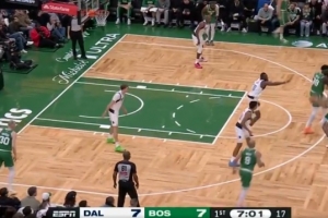 还没开！塔图姆弧顶借掩护三分出手 球偏出较多 配图