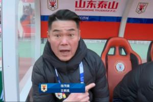 挂职主帅!赛前转播镜头给到宿茂臻,宿茂臻示意让其拍身旁的韩鹏 配图