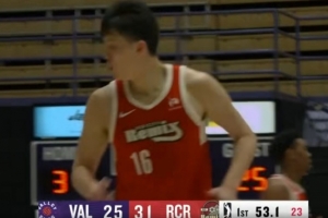 抖擞精神！杨瀚森三分线外架好炮台坚决出手 皮球空心入网 配图