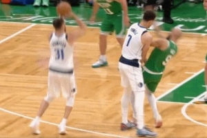 可惜！克莱速射三分命中 但因德怀特·鲍威尔进攻犯规被判无效 配图