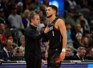 布克第三节单节18分 奥特:你身边有超级巨星时 才能见识如此时刻 配图