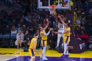 生涯最佳防守？东契奇协防血帽内史密斯 随后自己都笑了 配图